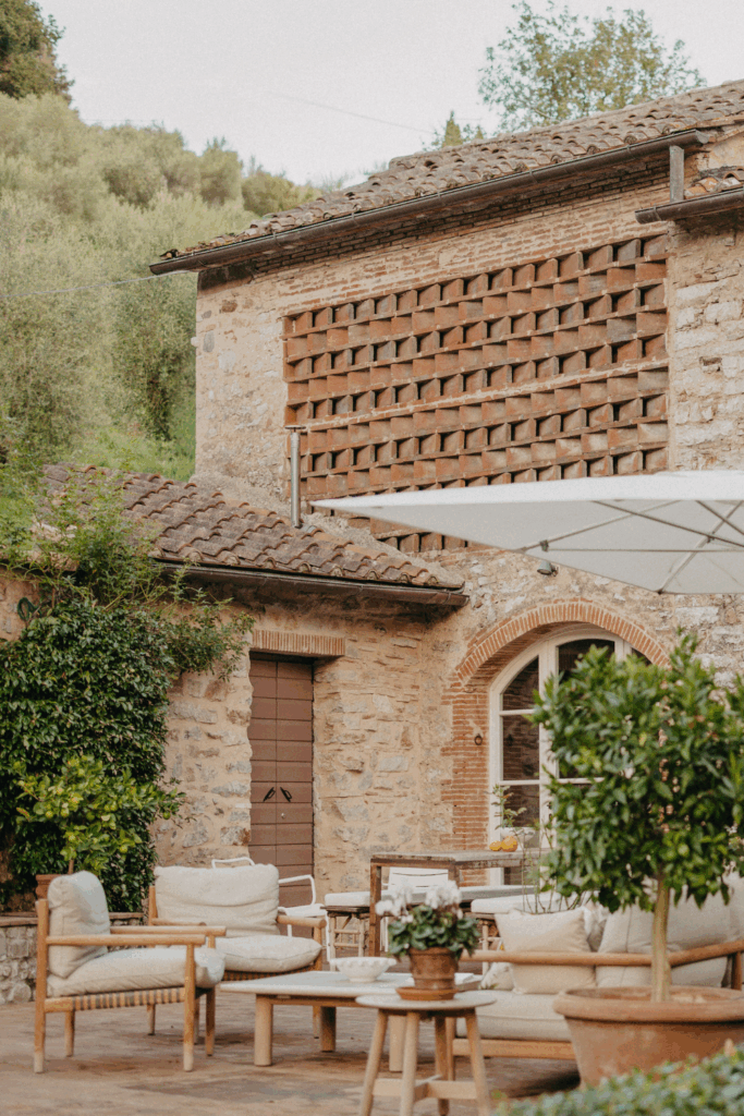 Front view of Casa Le Sorelle in Lucca with garden sitting area